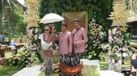 Potret Luna Maya dan Maxime Bouttier Potong Tumpeng Dulangan, Ibu Dodol Dawet - Dapat Uang 32 Miliar Dolar