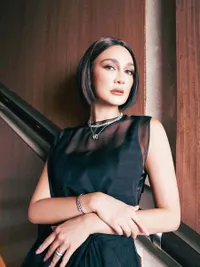 7 Potret Luna Maya di Premier Film SUKMA, Tampil Beda dengan Rambut Cepak