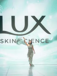 7 Potret Luna Maya Kembali ke Runway di JFW 2025, Tampil Penuh Percaya Diri dan Memukau