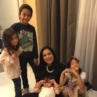 Potret Lydia Kandou Bersama Para Cucu, Nenek Gaul Awet Muda