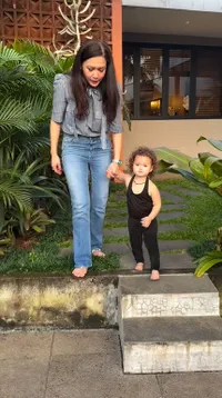 Potret Maia Estianty Ajak Main Baby Briella, Bak Momong Dul Jaelani Kecil