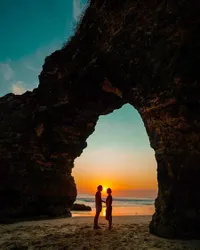 Potret Manis Adipati Dolken - Vanesha Nikmati Senja di Sumba