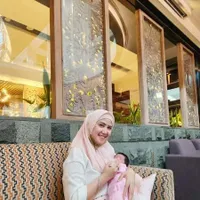 Potret Manis Ine Sinthya dan Cucu Pertama Alena - Pakai Baju Couple