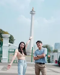 Potret Manis Jang Hansol Ajak Sang Istri Jeanette Ong Jalan-Jalan ke Monas, Liburan Seru Berdua di Jakarta!