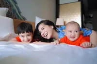 Potret Manis Nagita Slavina Bareng 2 Jagoannya Rafathar dan Rayyanza, Habiskan Waktu Santai Rebahan di Rumah