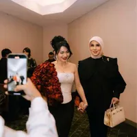 Potret Marini Zumarnis Dukung Film Ariel Tatum, Gandeng Pacar Putranya dengan Sayang