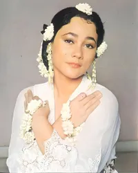 Potret Masa Muda Suzzanna Sang Ratu Horor Indonesia, Blasteran Belanda - Cantik Kebangetan