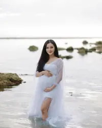 Potret Maternity Shoot Bella Bonita Istri Denny Caknan, Bumil Cantik Bak Bidadari - Pamer Baby Bump Basah-basahan di Pantai