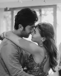 Potret Mehendi Jelang Pernikahan, Alia Bhatt Kenakan Lehenga Unik - Ranbir Kapoor Bawa Foto Mendiang Ayah