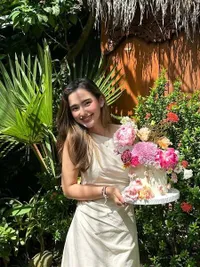 Potret Memesona Sarah Menzel Pacar Azriel Hermansyah Hari Ultah yang ke-23, Pegang Cake Bertabur Bunga!