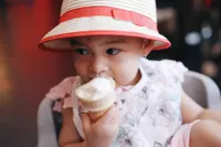 Potret Menggemaskan Nastusha di Guilin, Like Father Like Daughter