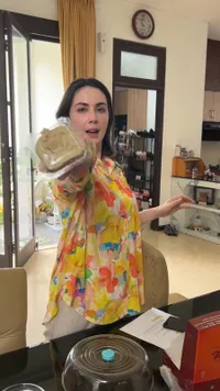 Potret Menikmati Kue Lumpur Ala Arumi Bachsin