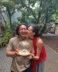 Potret Mesra Nadine Chandrawinata dan Dimas Anggara yang Makin Romantis Selama Pandemi, Bikin Baper!