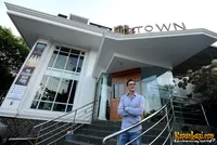 Potret Mike Lewis Jadi Koki & Waiter di Restoran Miliknya Sendiri