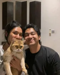 Potret Mikha Tambayong dan Deva Mahenra Pamer Kucing Cantik, Dibilang Lebih Baik Tinggal Sama Hewan Daripada dengan Ipar