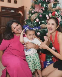 Potret Mikha Tambayong Rayakan Natal Bersama Keluarga - Deva Mahendra Tampak Lucu Pakai Topi Rusa