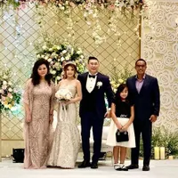 Potret Mikhayla Bakrie Temani Ardi Bakrie Kondangan, Tanpa Nia Ramadhani - Tenteng Tas Dior Mewah Harga Puluhan Juta