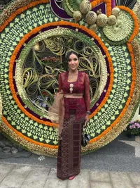 Potret Millen Cyrus Hadiri Pernikahan Kakak Sarah Menzel, Tulis Surat untuk Ibu Tersayang