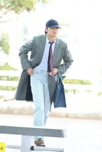 Potret Mingyu SEVENTEEN Berangkat ke Paris Fashion Week, Dandy Look Jadi Sorotan