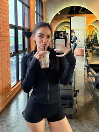 10 Potret Mirror Selfie Lula Lahfah, Pacar Baru Reza Arap yang Punya Body Goals dan Paras Cantik 
