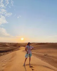 Potret Momo Geisha Bareng Suami dan Anak Berpose di Gurun Pasir Dubai, Ada Malah yang Salfok Kaki