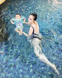 Potret Momo Geisha Renang Bareng Anak-anaknya di Bali, Netizen: Airnya Kalah Bening