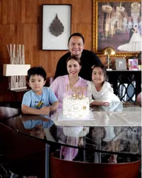 Potret Momo Geisha Ulang Tahun ke-40, Dapat Kejutan Manis dari Suami dan Anak-Anak