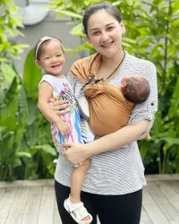 Potret Mona Ratuliu Merawat Anak dan Keponakan dengan Cinta Tulus, Menyusui 2 Bayi Sekaligus