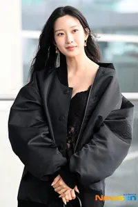 Potret Moon Ga Young Berangkat ke Indonesia Pakai Dress Hitam Ala Lingerie