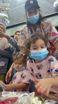 Potret Nadine Chandrawinata Ajak Anak ke Pasar Malam, Naik Kereta Mini - Melukis di Kanvas