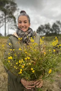 Potret Nadya Hutagalung yang Kini Hidup Tenang di Pedesaan Australia, Biarkan Rambutnya Beruban dan Jadi Ahli Healing Suara