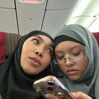 Potret Naja Selama Umrah Bersama Armand Maulana dan Dewi Gita, Tampil Cantik Berhijab