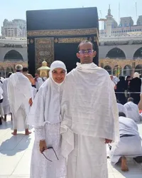 Potret Najwa Shihab Jalani Ibadah Umrah Bersama Keluarga, Penampilan Berhijab Ramai Dipuji - Auranya Menyejukkan Hati