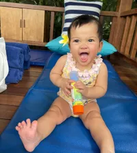 Potret Nakeya Ayu Anak Nola Be3 Pakai Swimsuit di Bali, Paha 'Roti Sobek'nya Bikin Gemas!