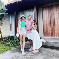 Potret Nia Ramadhani di Ubud, Tampil Backless - Pamer Tato dan Punggung Belang Bekas Berjemur