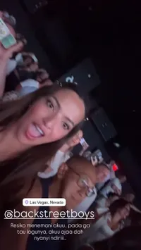 Potret Nia Ramadhani Heboh Sendiri di Konser Backstreet Boys Las Vegas, Ayah Mertua Setia Menemani