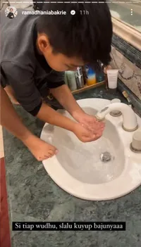 Potret Nia Ramadhani Sabar Banget Temani dan Ajari Anak Bungsu Wudhu di Wastafel, Dicium Selesai Salat