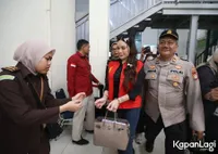 Potret Nikita Mirzani Datang ke Ruang Sidang, Full Senyum Pakai Pita Pink