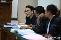 Potret Nikita Mirzani Menangis, Emosi dengan Jawaban Saksi Ahli UU ITE di Pengadilan