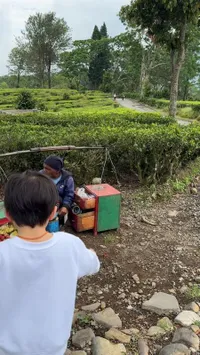 Potret Nikita Willy Beli Rujak Buah, Issa Juga Penasaran dengan Penjualnya