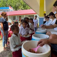 Potret Nikita Willy dan Indra Priawan Berbagi Bersama Anak-Anak SD di Sumba, Netizen: Jadi Motivasi Untuk Cepat Kaya