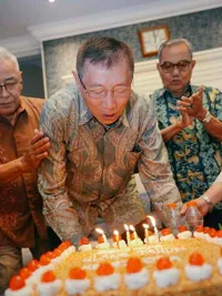 Potret Nikita Willy Hadiri Perayaan Ulang Tahun Kakek, Berikan Kado Bucket Uang