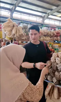 Potret Nino Fernandez Asyik Belanja di Pasar, Cekatan Ngobrol Dengan Pedagang