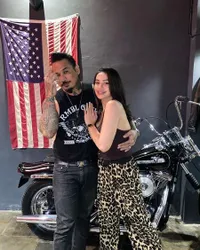 Potret Nora Alexandra dan Jerinx SID yang Makin Sering Pamer Kemesraan, Saling Peluk dan Ciuman di Depan Umum