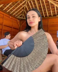 Potret Nora Alexandra Seakan Tutupi Tubuhnya dengan Kipas, Minta Lihat Foto Lain Biar Nggak Mikir yang Aneh-Aneh
