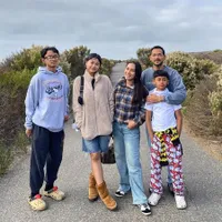 Potret Oka Antara Jenguk Anak yang Sekolah di Amerika, Sekaligus Liburan Akhir Tahun Bareng Keluarga