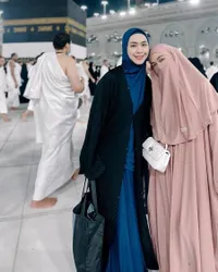 Potret Oki Setiana Dewi dan Dua Adiknya Naik Haji Bareng, Ria Ricis Tampak Teduh Pakai Cadar - Cium Ka'bah
