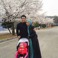 Potret Oki Setiana Dewi di Korea, Tausyiah Sambil Jalan-Jalan