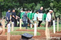 Potret Olla Ramlan Saat Tiba di Pemakaman Ibu dan Masih Terlihat Tegar