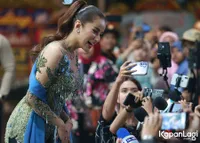 Potret Olla Ramlan Tampil Elegan Saat Datang di Ngunduh Mantu Al Ghazali dan Alyssa Daguise, Akui Masih Sendiri